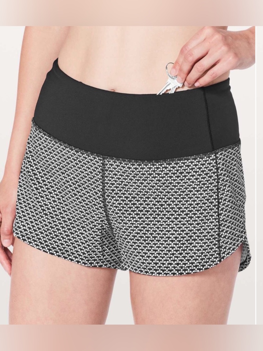 Lululemon Speed Up Short Hi-Rise 2.5"
Monochromic Black / Black